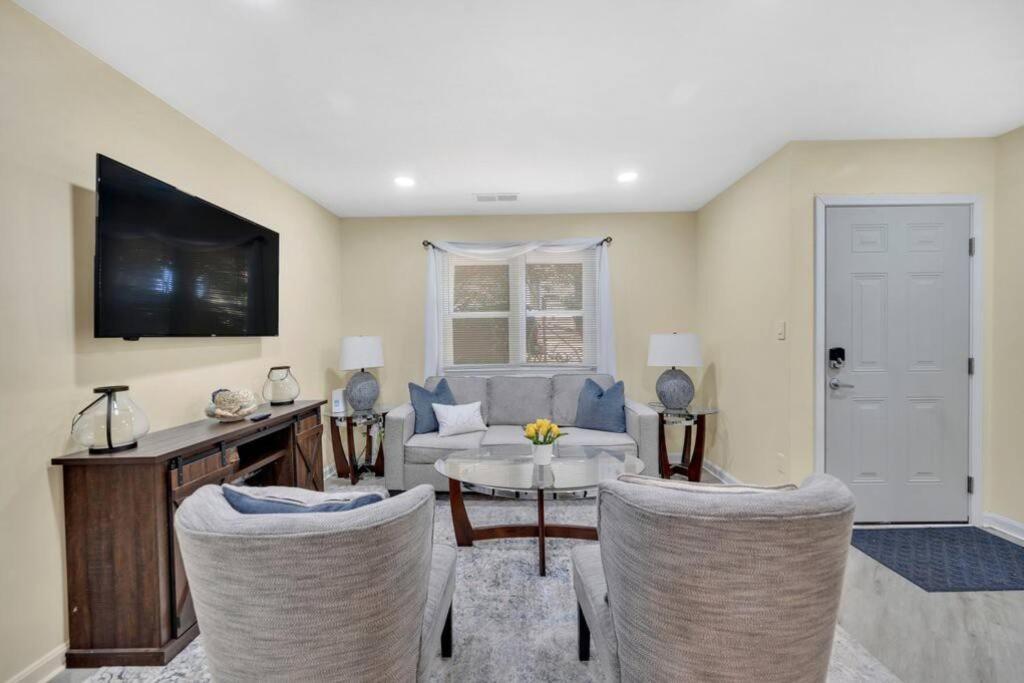 Cozy 2 Bedroom Duplex In Charlotte, Jacuzzi, Sleeps 6 Plus 2 Εξωτερικό φωτογραφία