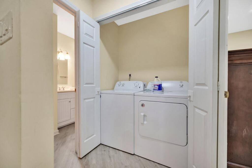 Cozy 2 Bedroom Duplex In Charlotte, Jacuzzi, Sleeps 6 Plus 2 Εξωτερικό φωτογραφία