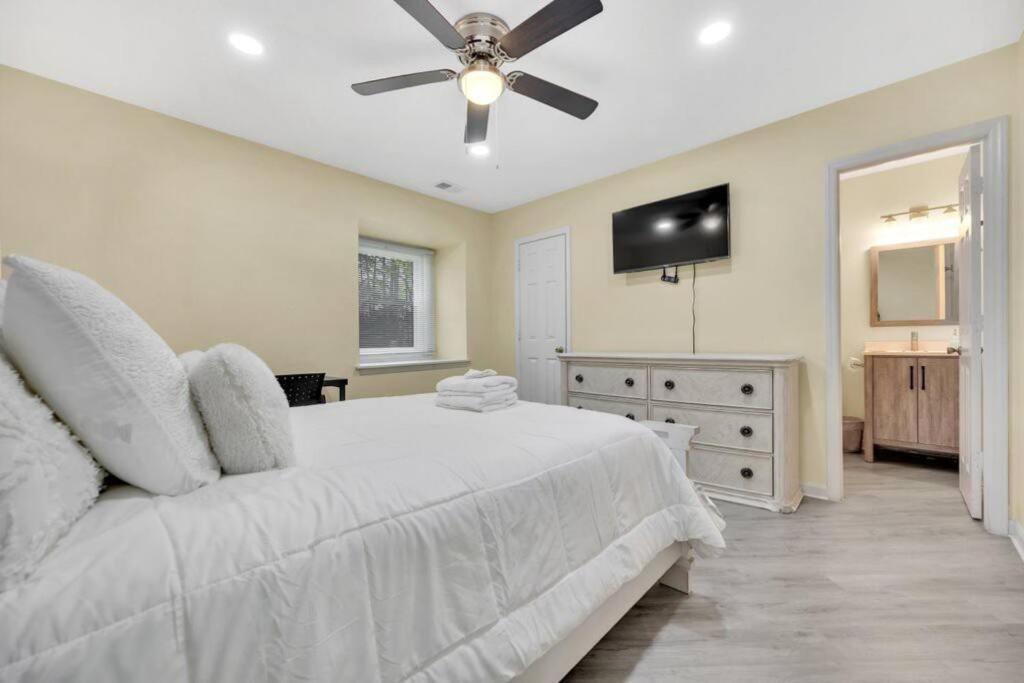 Cozy 2 Bedroom Duplex In Charlotte, Jacuzzi, Sleeps 6 Plus 2 Εξωτερικό φωτογραφία